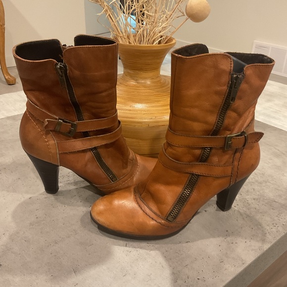 Browns  Brown Weathered look heeled boots with Suede lining . Made in Italy. - Picture 3 of 7